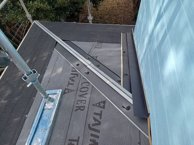 下屋根ディーズルーフィングでカバー工事